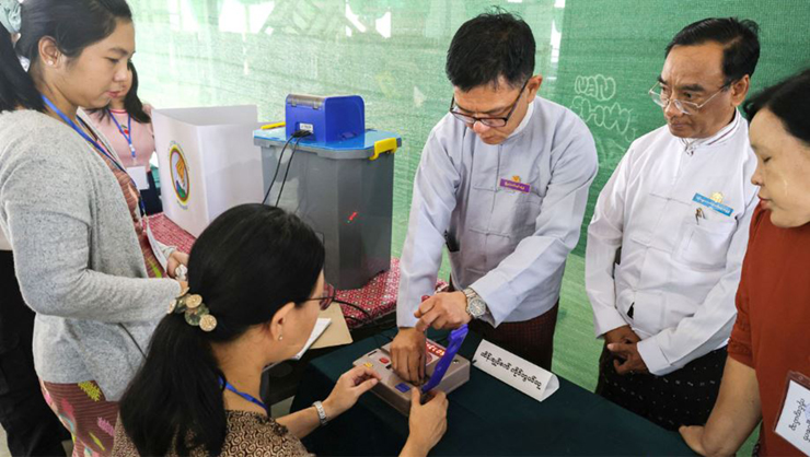 সামরিক জান্তাশাসিত মিয়ানমারে পাঁচ বছর পর জাতীয় নির্বাচনের ভোটগ্রহণ শুরু