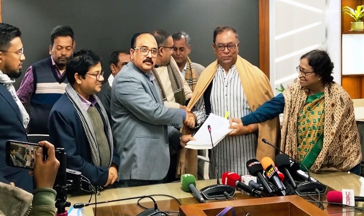 ঢাকা-১২: মনোনয়নপত্র জমা দিলেন বিপ্লবী ওয়ার্কার্স পার্টির সাধারণ সম্পাদক সাইফুল হক