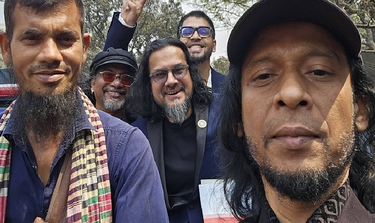 একুশে পদক নিয়ে রিকশায় ফিরল ওয়ারফেজ