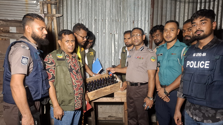 টঙ্গীর শীর্ষ মাদক সম্রাজী আরফিনার ছয়তলা ভবনে অভিযানে মাদক-টাকা উদ্ধার, গ্রেপ্তার -৩